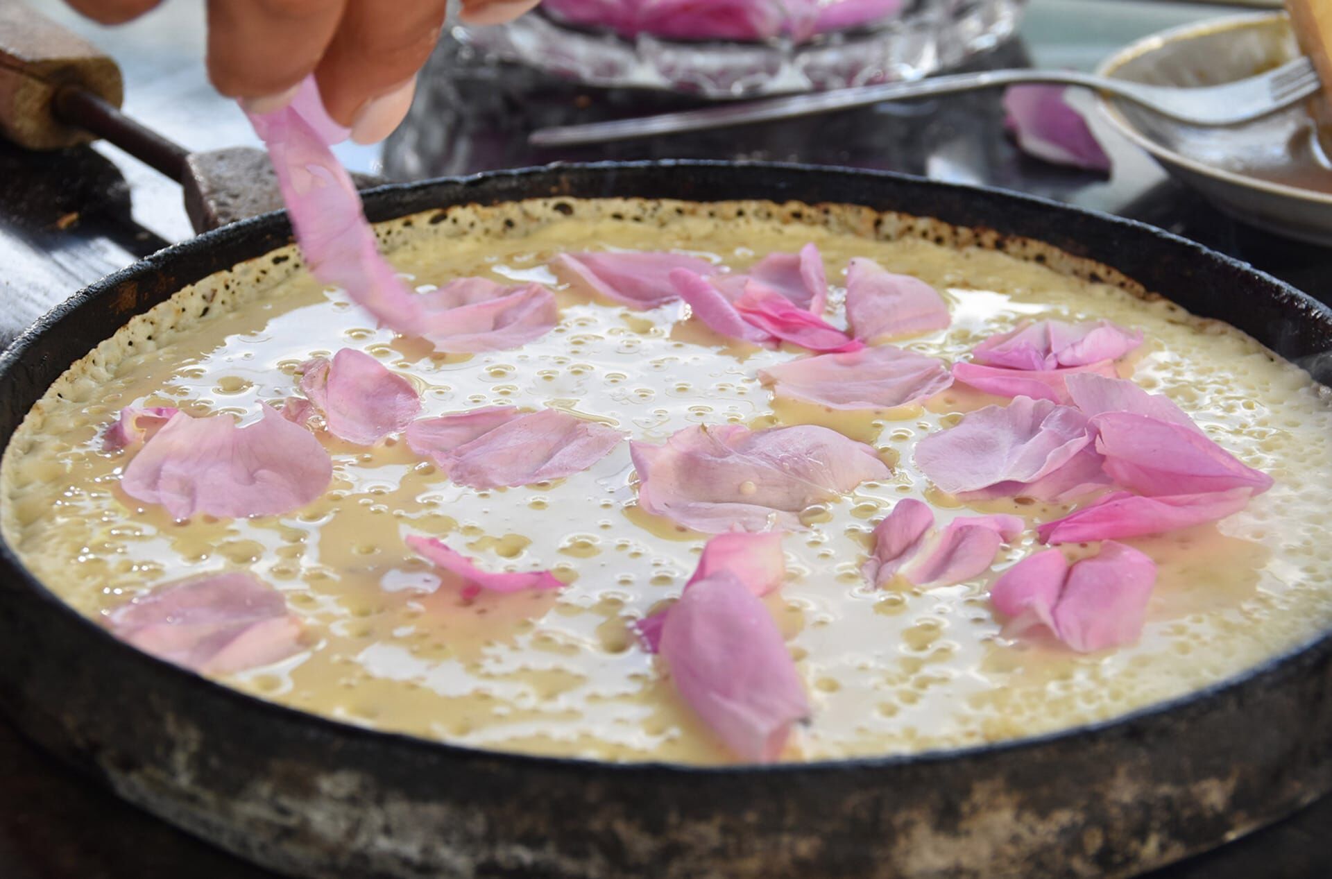 Zu Tisch ... – Keti Katsarski wagt ein Experiment: Palatschinken mit Rosenblättern.