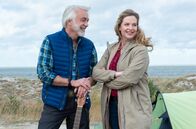 Camping mit Herz – Camping-Kalle (Christoph M. Ohrt) schlägt sein Zelt bei Desiree (Diana Amft) auf.