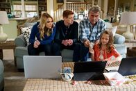 Life in Pieces – Life in Pieces Staffel 3 Folge 20 Im familieneigenen Wettbüro: Hunter King als Clementine, Niall Cunningham als Tyler Hughes, James Brolin als John, Giselle Eisenberg als Sophia Hughes