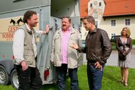 Die Rosenheim-Cops – Die Kommissare Bergmann (Florian Fitz, 2.v.r.) und Hofer (Joseph Hannesschläger, 2.v.l.) vernehmen Stallmeister Scharnitz (Stefan Wilkening, l.), was auch Marie (Karin Thaler, r.) interessiert zur Kenntnis nimmt.