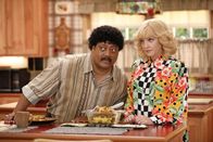 The Goldbergs – Vic (Cedric Yarbrough,l.); Beverly Goldberg (Wendi McLendon-Covey, r.)