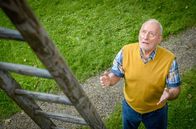 Sturm der Liebe – Alfons (Sepp Schauer) hilft Gerry vom Baum herunterzukommen.