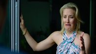 Exit – Celines (Ine Marie Wilmann) sorgenfreies Luxusleben scheint vorbei: Ihr Ehemann hatte seinen Tod nur vorgetäuscht und hat ihr nun den Zugang zu den gemeinsamen Konten gesperrt. Die zweifache Mutter sucht Trost im Alkohol.