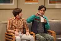 The Big Bang Theory – Werden von Sheldon in Schwierigkeiten gebracht: Raj (Kunal Nayyar, r.) und Howard (Simon Helberg, l.) ...