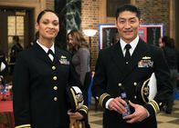 Chicago Med – Chicago Med Herzenssachen - Reunion Staffel 1, Episode 8 Am Treffen der Veteranen: Brian Tee als Dr. Ethan Choi, Cynthia Addai-Robinson als Dr. Vicki Glass