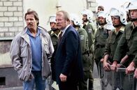 Tatort – Die Hauptkommissare Thanner (Eberhard Feik, 2.v.l.) und Horst Schimanski (Götz George, r)