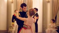 Krieg und Frieden – Anatole Kuragin (Callum Turner, li.), Natasha (Lily James, re.)