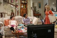 The Big Bang Theory – Etwas muss im Haus geschehen: Bernadette (Melissa Rauch, r.) stellt Raj (Kunal Nayyar, M.) und Howard (Simon Helberg, l.) zur Rede ...