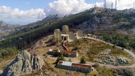 Lost Places – Auf dem Granitmassiv des Monte Limbara befindet sich eine Ansammlung riesiger Antennen, die in alle Richtungen zeigen.