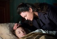 Der kalte Himmel – Marie (Christine Neubauer) bringt ihren Sohn Felix (Eric und Marc Hermann, im Bild Eric) zu Bett.