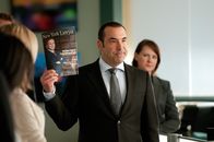 Suits – Louis (Rick Hoffman) muss sich ungewohnter Kritik aus den eigenen Reihen stellen. Der Ruf der Kanzlei steht auf dem Spiel.