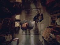 The Da Vinci Code - Sakrileg – Noch ahnen Robert Langdon (Tom Hanks, l.) und Sophie Neuvet (Audrey Tautou, r.) nicht, dass der Gralsforscher Leigh Teabing, keineswegs ein wahrer Freund ist ...