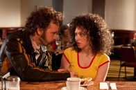 Lovelace – "Linda Lovelace - Pornostar": Chuck (Peter Sarsgaard) und seine Frau Linda (Amanda Seyfried) sitzen in einem Café. Er versucht sie von etwas zu überzeugen.