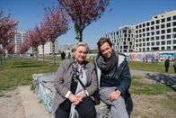 Checker Tobi extra – Checker Tobi mit der Zeitzeugin Edda Schönherz vor der Berliner Mauer.