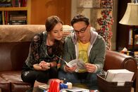 The Big Bang Theory – Die süße Comic-Künstlerin Alice (Courtney Ford, l.) stellt die Beziehung von Leonard (Johnny Galecki, r.) und Priya auf eine harte Probe ...