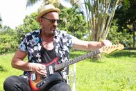 Death in Paradise – Stevie Smith (Francis Magee) war im Laufe seiner Musikkarriere nicht immer ein einfacher Charakter. Doch gerade als er sein Leben in den Griff bekommen hat und sich voll und ganz auf die Musik konzentrierte, wurde er getötet.