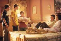 Malcolm mittendrin – Von links: Malcolm (Frankie Muniz), Reese (Justin Berfield), Dewey (Erik Per Sullivan), Hal (Bryan Cranston) und Lois (Jane Kaczmarek) Die Verwendung des sendungsbezogenen Materials ist nur mit dem Hinweis und Verlinkung auf TVNOW gestattet.
