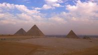 Die Pyramiden – Auf der Hochebene von Gizeh reihen sich die Cheops-, die Chephren- und die Menkaure-Pyramide in einer perfekten Linie aneinander.