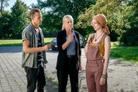 SOKO Leipzig – Moritz Brenner (Johannes Hendrik Langer, l.) und Ina Zimmermann (Melanie Marschke, M.) sprechen mit Milla Fries (Ina Jaich, r.), die Pilzsammlungen anbietet. Kann sie den beiden weiterhelfen?