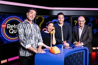 SRF Retro Quiz – v.li.: Tom Gisler, Gülsha Adilji, Moderator Sven Epiney und Bernard Thurnheer im SRF Retro Quiz