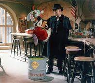 Falsches Spiel mit Roger Rabbit – Roger Rabbit steht unter Mordverdacht. Judge Doom (Christopher Lloyd) will ihn gefangen nehmen und bestrafen. Aber ist der Zeichentrickhase wirklich schuldig?