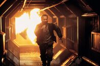 Judge Dredd – Durch einen M�llverbrennungs-Schacht gelangen Dredd und Ferguson (Rob Schneider), ein Kleinkrimineller, nach dem Absturz ihres Gefangenentransports wieder zur�ck in die Festung Mega City.