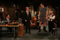 How I Met Your Mother – (v.li.) Josh Radnor (Ted Mosby), Neil Patrick Harris (Barney Stinson), Jason Segel (Marshall Eriksen), Sergey Brusilovsky (Sergei).