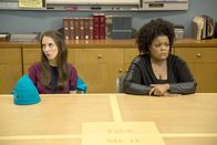 Community – Nicht nur müssen Annie (Alison Brie, l.) und Shirley (Yvette Nicole Brown, r.) mit dem unerwarteten Tod von ihrem Freund Pierce klarkommen, sie müssen in Folge dessen ihren Gruppenmitgliedern auch noch viele ungemütliche Wahrheiten über sich selbst offenbaren ..