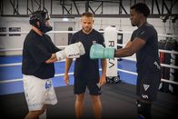 Mission: EAZ – Mission: EAZ Wenn ein Amateur gegen einen Weltmeister kickboxt Staffel 1 Folge 4 Rapper EAZ steigt mit Kickbox-Champions in den Ring. Copyright: SRF; Screenshot
