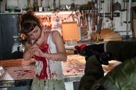SOKO Stuttgart – Die aufstrebende Comiczeichnerin Paula (Antonia Breidenbach) ist in Gefahr! Eine vermummte Person ist in ihr Atelier eingedrungen und attackiert sie mit einer roten Flüssigkeit. Was will der Angreifer von ihr?