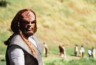 Star Trek - Der Aufstand – Lt. Commander Worf (Michael Dorn) greift zur Waffe, um die Welt der Ba'ku zu verteidigen ...