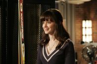 Gilmore Girls – Da ihr Vater die Studiengebühren übernommen hat, will Rory (Alexis Bledel) ihm ihre neue Wohnung zeigen. Was Christopher allerdings nicht weiß: Rory wohnt bei Logan.