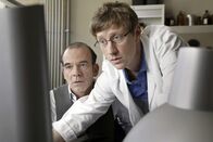 Tatort – Wolfgang Menzel (Maxim Mehmet, rechts) erläutert Hauptkommissar Andreas Keppler (Martin Wuttke, links) die Ergebnisse seiner kriminaltechnischen Analysen.