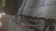 Ice Road Rescue - Extremrettung in Norwegen – In dieser Saison hat Jo Roger zwei neue Abschleppwagenfahrer in seiner Werkstatt eingestellt, Stig und Vidar. Als ein 28-Tonnen-Lkw von der Straße abrutscht, schickt Ole Henrik die neuen Jungs auf die Reise. (National Geographic/ITV Studios Norway AS)