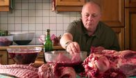 Fleisch – Ein einsamer Mann kehrt mit einem riesigen Wildschwein zurück von der Jagd. Sein Tiefkühlschrank kann so viel Fleisch aber nicht fassen. Er gibt seiner Nachbarin etwas davon ab. Zuerst nimmt sie es nur wiederwillig entgegen, doch später offenbart sie ihre Gefräßigkeit... Pierre (Geoffroy de la Taille).