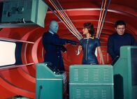 Fantomas – Ein berüchtigter Verbrecher hält ganz Frankreich in Atem: Fantomas (Jean Marais, l.). Er und seine Komplizen Lady Beltham (Marie-Hélène Arnaud, M.) und sein Leibwächter (Henri Attal, r.) arbeiten im Untergrund, doch eine neue Bedrohung bringt Fantomas dazu, zu handeln.