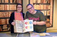 1, 2 oder 3 – Papier - das ist heute das Thema der Sendung! Papier ist aus dem Alltag nicht wegzudenken - Kassenzettel, Bücher oder auch Möbel werden aus Papier gemacht. Im Studio ist heute die Bibliothekarin und Chemikerin Dr. Claudia Wöckel. Sie beschäftigt sich mit Büchern und spricht darüber, wodurch Bücher gefährdet sind und wie man sie reparieren kann.