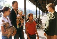 Die Kinder meiner Braut – Die drei Ausreißer Laura (Nina Szeterlak, links), Jesus (Toni Henschelmann, 3. von links) und Tini (Ginger Wensky, Mitte) sagen ihrer "Ersatzmutter" Lena (Sonsee Neu, rechts) gehörig die Meinung.