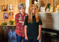 Young Sheldon – Connie "Meemaw" Tucker (Annie Potts, l.); Missy Cooper (Raegan Revord, r.)