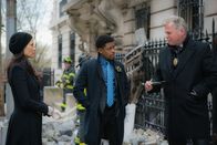 Elementary – In Morlands Büro geht eine Bombe hoch. Watson (Lucy Liu, l.) und Holmes halten Moriartys Organisation für den Drahtzieher. Doch sie beschließen, das lieber vor Captain Gregson (Aidan Quinn, r.) und Detective Bell (Jon Michael Hill, M.) geheim zu halten und ermitteln auf eigene Faust ...