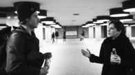 Streetphilosophy – Woher stammt der Begriff Askese, und was hat Diogenes damit zu tun? Philosophin Silvia Mazzini erklärt es Jonas.