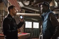 Elementary – Alfredo Llamosa (Ato Essandoh, r.) versucht, Holmes (Jonny Lee Miller, l.) wegen seiner Schuldgefühle im Zusammenhang mit Bells Verletzung Rat zu geben ...