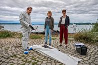 Mordufer – Gerichtsmediziner Gregor Eisen (Ronald Kukulies, l.) gibt den Kriminalkommissarinnen Doro Beitinger (Franziska Weisz, M.) und Chiara Locatelli (Maria Wördemann, r.) am Tatort am Ufer des Bodensees erste Informationen zum brisanten Todesfall.