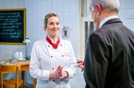 Sturm der Liebe – Greta (Laura Osswald, l. mit Dirk Galuba, r.) ist aufgeregt, als ein Juror der Top-500-Jury am Fürstenhof absteigen wird.