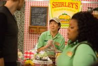 Community – Der skeptische Jeff (Joel McHale, l.) will nicht glauben, dass Chang (Ken Jeong, M.) wirklich an Gedächtnisverlust leidet. Shirley (Yvette Nicole Brown, r.) ist da ganz anderer Meinung ...