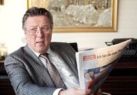 Tatort – NDR Fernsehen TATORT, "Unter Druck" Uhr. Der Verlagsleiter Ludwig Brinkmann (Hansjürgen Hürrig) ist noch ein Blattmacher vom alten Schlag. Doch er weiß: Um das Abendblatt zukunftstauglich zu machen, muss man mit der Zeit gehen.