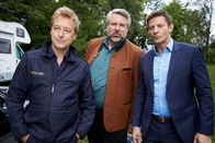 Die Rosenheim-Cops – Polizeihauptmeister Mohr (Max Müller, l.), Kommissar Stadler (Dieter Fischer, M.) und Kommissar Hansen (Igor Jeftic, r.) erwarten gespannt die ersten Untersuchungsergebnisse von Pathologin Mai.