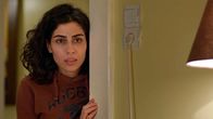 Momê – Arjin (Heja Türk) fühlt sich in ihrer Wohnung beobachtet.