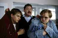 Die Rosenheim-Cops – Kommissar Hofer (Joseph Hannesschläger, mi.) platzt der Kragen: Die beiden Kleinkriminellen Sascha (Florian Fischer, li.) und Gregor (Konstantin Moreth) meinen, nicht nur ihn, sondern auch einen knallharten Profikiller austricksen zu können.