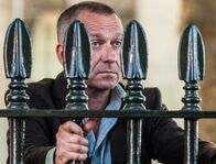 Elementary – Sherlock Holmes wird nach London gerufen, um beim Auffinden von Lestrade (Sean Pertwee) zu helfen, des Polizeibeamten, mit dem Holmes in London zusammengearbeitet hat ...